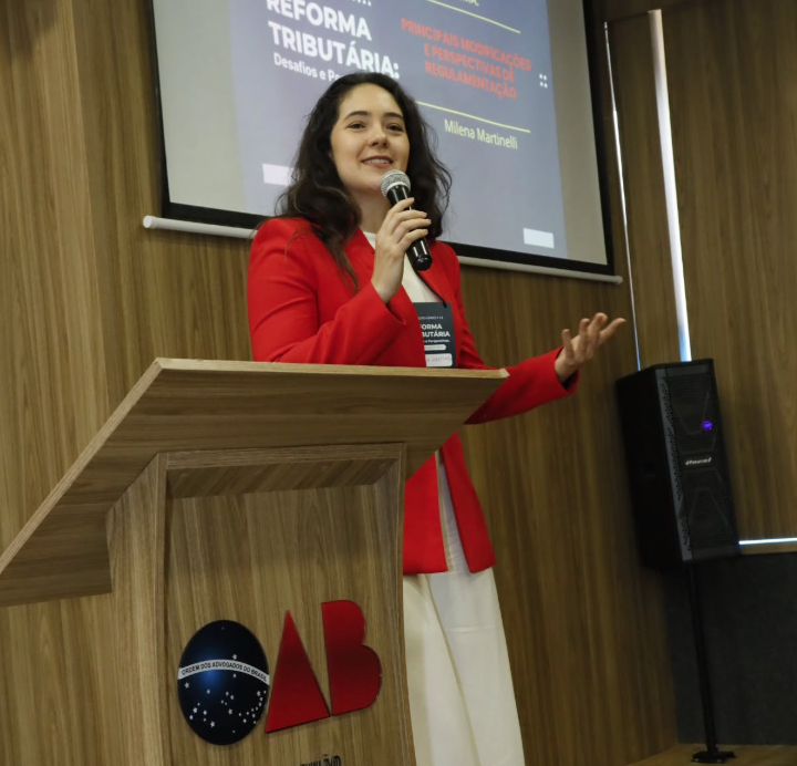 Dra. Milena Martinelli palestrando sobre Reforma Tributária